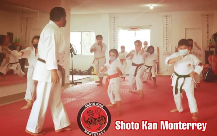 Clase de karate infantil